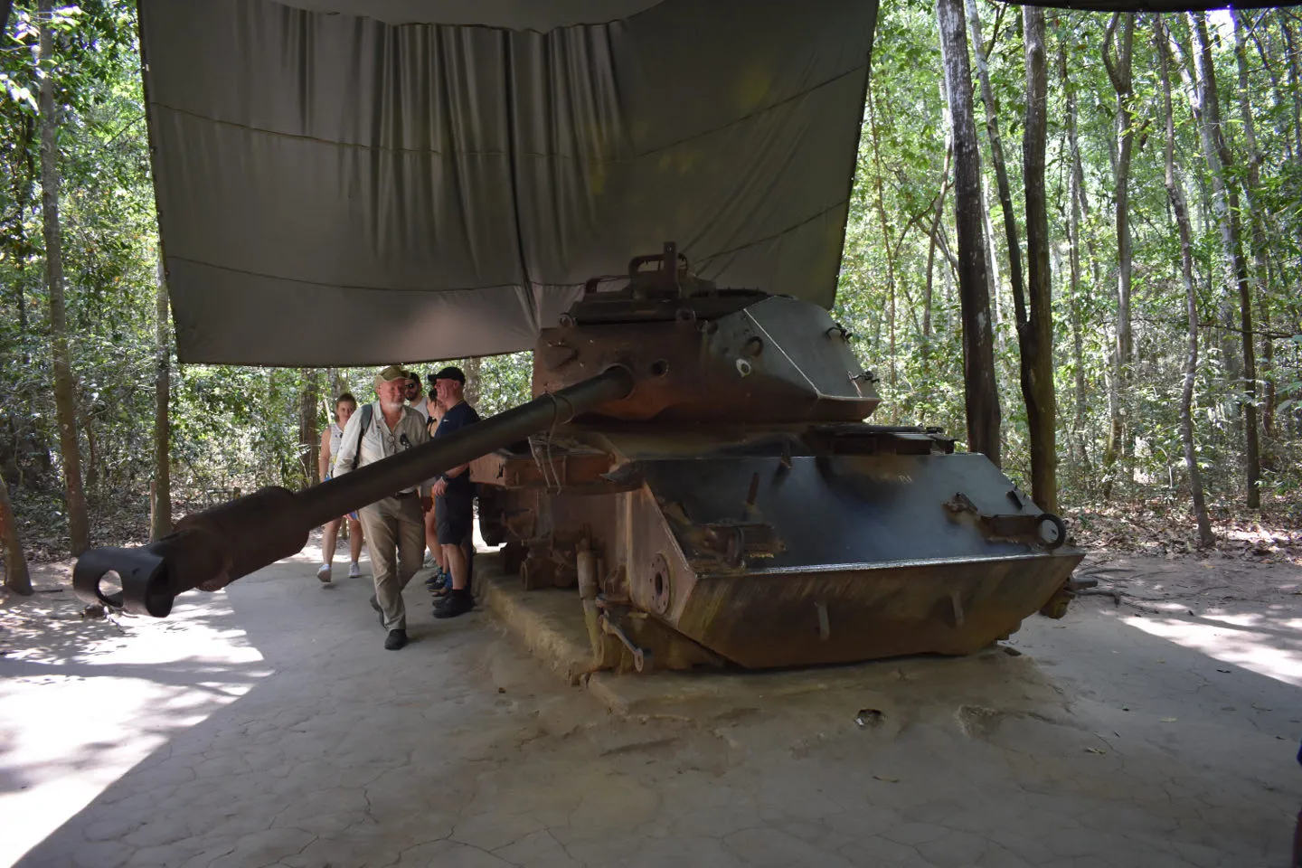 Roestige tank in het bos bij de Cu Chi tunnels